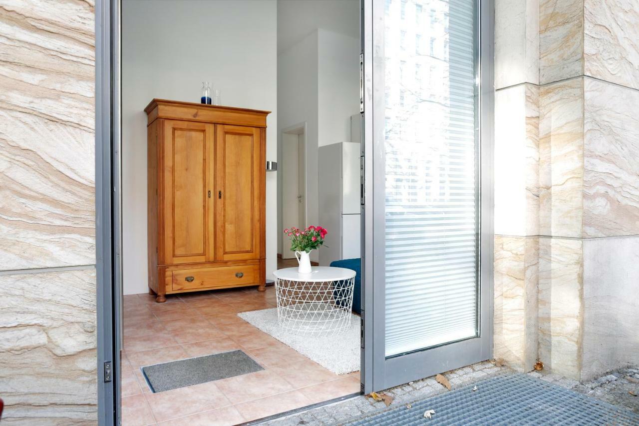 Swine By Rockchair Apartments L Superhost Status L Cozy Family & Business Flair In City Center "Mitte" Modern Studio Boxspringbed Welcomes You! Berlin Dış mekan fotoğraf